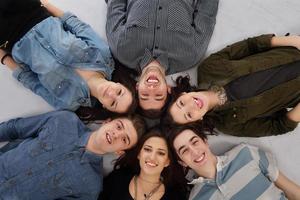 grupo de adolescentes felices foto