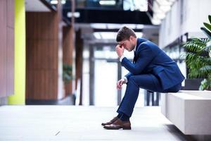 hombre de negocios joven frustrado foto