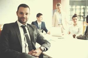 grupo de personas de negocios en la oficina foto