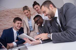 grupo de personas de negocios en la oficina foto