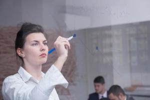 mujer de negocios en la oficina foto