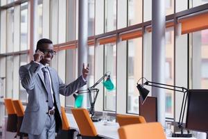 hombre de negocios afroamericano habla por teléfono foto