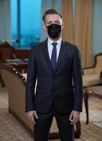 hombre de negocios con mascarilla protectora en la oficina foto