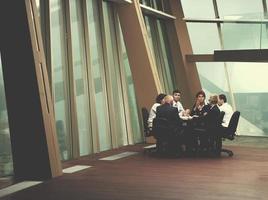 grupo de personas de negocios en reunión en la oficina moderna y luminosa foto