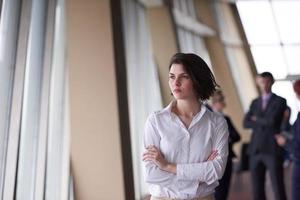 grupo de gente de negocios, mujer al frente como líder del equipo foto