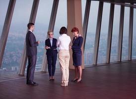 grupo de personas de negocios en reunión en la oficina moderna y luminosa foto
