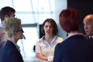 grupo de personas de negocios en reunión en la oficina moderna y luminosa foto