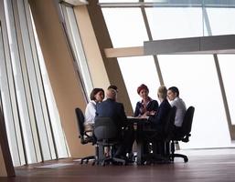 grupo de personas de negocios en reunión en la oficina moderna y luminosa foto