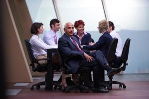 grupo de personas de negocios en reunión en la oficina moderna y luminosa foto