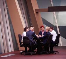 grupo de personas de negocios en reunión en la oficina moderna y luminosa foto