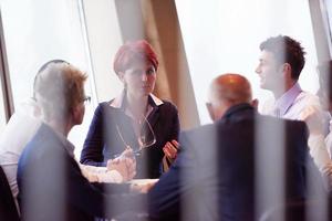 grupo de personas de negocios en reunión en la oficina moderna y luminosa foto