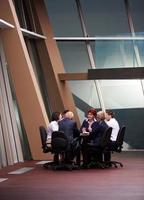 grupo de personas de negocios en reunión en la oficina moderna y luminosa foto