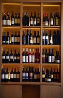 botellas de vino en un estante de madera. foto