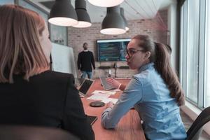 el líder da una presentación de negocios en una reunión de la conferencia de la oficina, el mentor del entrenador de negocios explica el gráfico a bordo del taller de capacitación del grupo corporativo en la sala de juntas. enfoque selectivo foto