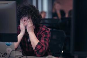 un hombre de negocios decepcionado que usa auriculares con una llamada de grupo de reunión de equipo virtual chateando con diversas personas en atención al cliente. llamada de videoconferencia en computadora con gerente y empleados. foto