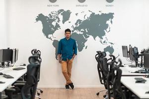 retrato del líder de los hombres de negocios casuales de confianza permanente en el espacio de trabajo conjunto. concepto de inicio de pequeñas empresas. enfoque selectivo foto