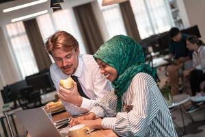 equipo de negocios multicultural internacional. un joven hombre y una mujer de negocios se sientan en un espacio moderno de relajación y hablan sobre un nuevo negocio. foto