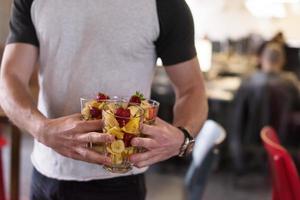 desarrollador de software comiendo una ensalada de frutas foto