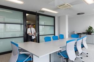 grupo de gente de negocios entrando en la sala de reuniones, desenfoque de movimiento foto