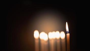 se encendían velas en la oscuridad para realizar algunos rituales como la luz naranja. y concéntrate en algunas velas para que se destaquen. algunos están desenfocados por la profundidad de campo y el bokeh. foto