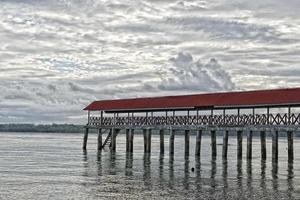 puesta de sol en la playa turquesa de la isla paraíso tropical foto