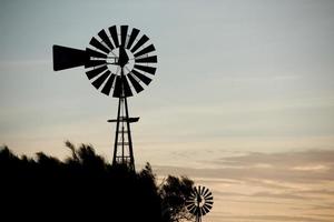 antiguo molino de viento de granja para el agua foto