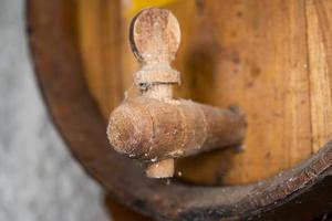 Vintage viejo barril de madera con fugas macro cerrar