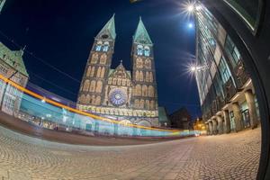 luces de camión de autobús en la vista nocturna del casco antiguo de bremen foto