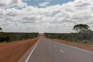 carretera sin fin del desierto de australia occidental foto