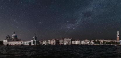 paisaje urbano de venecia en la noche foto