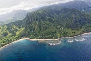vista aérea de la costa de kauai napali foto
