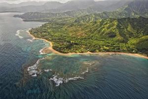 vista aérea de la costa de kauai napali foto