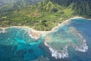 vista aérea de la costa de kauai napali foto