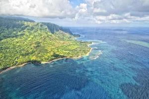 vista aérea de la costa de kauai napali foto