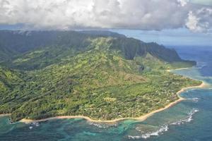 vista aérea de la costa de kauai napali foto