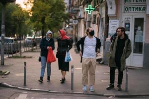 rusia, 2022 - gente en la calle foto