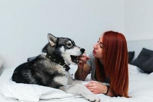 mujer y perro foto