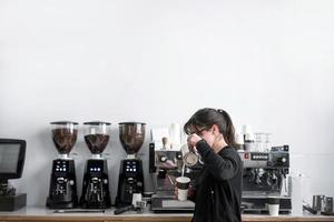 mujer barista hace café foto