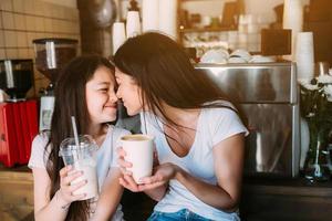 mujeres en cafe foto