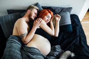 retrato de embarazo de pareja foto