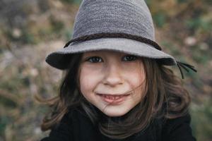 retrato de niña al aire libre foto