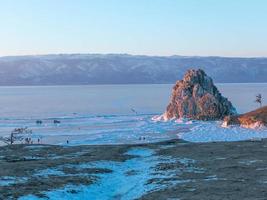 cabo burkhan en el norte de la isla de olkhon en el lago baikal, rusia foto