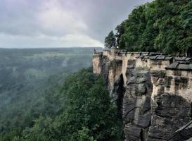 paredes de una fortificación en un día lluvioso foto