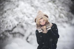 mujer en la nieve foto