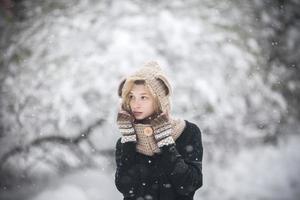 mujer en la nieve foto