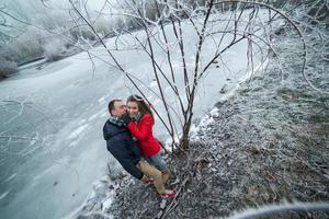 pareja en paisaje de invierno foto