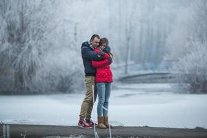 pareja en paisaje de invierno foto