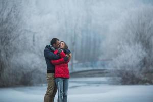 pareja en paisaje de invierno foto