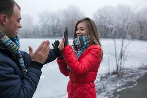 pareja en paisaje de invierno foto