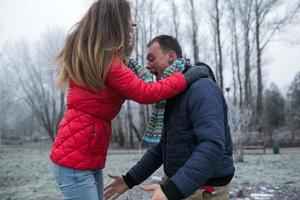 pareja en paisaje de invierno foto